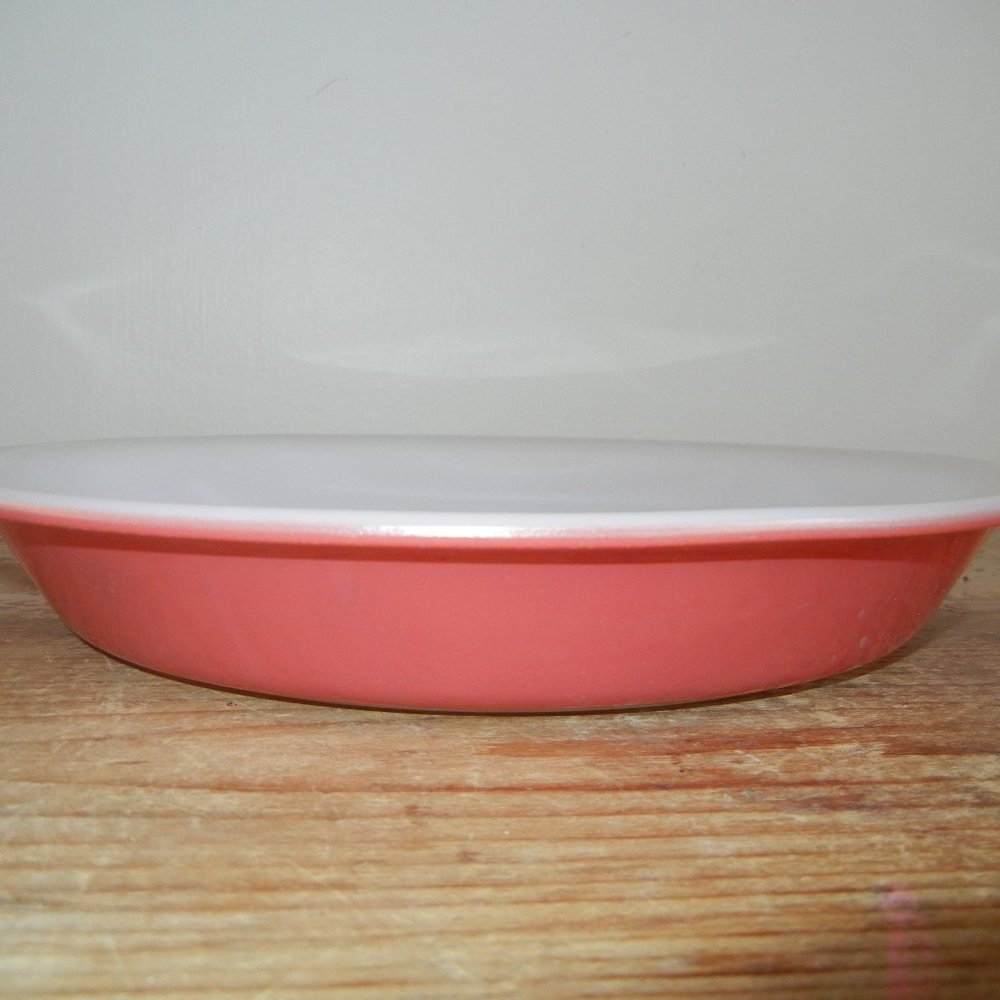 Vintage #209 Pyrex Pink Salmon 8.5” Pie Plate Baking Dish no cracks or chips.